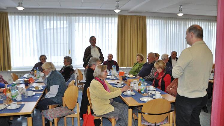 Im Erzählcafé des Vereins für Heimatgeschichte im Grabfeld e.V. im Mehrgenerationenhaus St. Michael war Kaplan Stefan Beetz zu Gast. Dort gratulierte man ihm zunächst zum 45. Geburtstag, bevor er aus seinem Leben erzählte. Foto: Friedrich