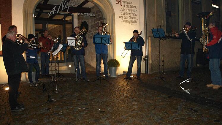 4.Ein neunköpfiges Bläserensemble aus den Zeiler Musikkapellen intonierten auf dem Marktplatz Choräle und Festmusiken. Von links: Günther Bier (Abt-Degen-Bläser), Norbert Strätz und Simone Herrnleben (Stadtkapelle), Roland Schneiderbanger (Musikverein Krum), Gerhard Kernwein (Stadtkapelle), Karlheinz Markl (Heimatkapelle Ziegelanger), Fritz Hallwirth (evangelischer Posaunenchor), Joachim Fest (Stadtkapelle), Andreas Mantel (Musikverein Krum)