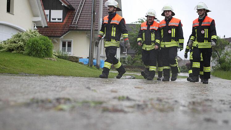 Bereits am Sonntag musste die Feuerwehr ausrücken. Hier in Schammelsdorf drohten Häuser vom aufgestauten Regenwasser überschwemmt zu werden. Foto: News5 / Herse