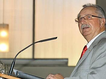 Edmund Seller, eine Institution als Chorleiter, tritt ab und gibt den Kirchenchor Waldfenster in neue Hände.Fotos: Björn Hein