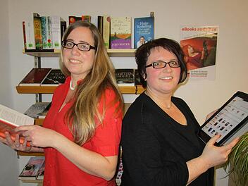 Kathrin Giehl (links) und Sabine Mayd vom Büchereiteam in Schlüsselfeld: Dort wird die "Onleihe" angeboten. Foto: pr