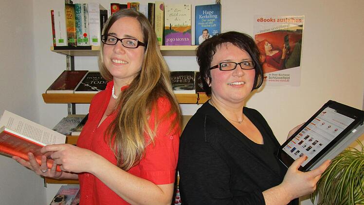 Kathrin Giehl (links) und Sabine Mayd vom Büchereiteam in Schlüsselfeld: Dort wird die "Onleihe" angeboten. Foto: pr