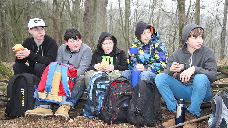 Nach getaner Arbeit muss Zeit für eine deftige Brotzeit sein. Die Waldorfschüler pflanzen auf der Theresienhöhe noch bis Donnerstag Eiben.