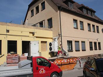 Die Raiffeisenbank Weismain wird derzeit zu einem Kompetenzzentrum ausgebaut. Im Anbau (gelbe Außenwand) werden drei Beratungsräume und ein Wartebereich untergebracht. Noch in diesem Jahr soll die Einweihung erfolgen.  Foto: Stephan Stöckel
