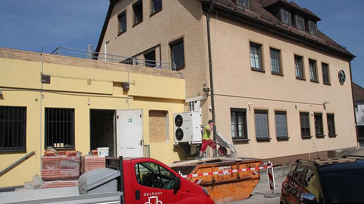 Die Raiffeisenbank Weismain wird derzeit zu einem Kompetenzzentrum ausgebaut. Im Anbau (gelbe Außenwand) werden drei Beratungsräume und ein Wartebereich untergebracht. Noch in diesem Jahr soll die Einweihung erfolgen.  Foto: Stephan Stöckel