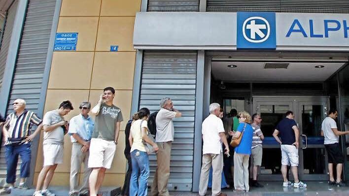 Menschen warten am Geldautomat vor einer Filiale der Alpha Bank in Athen. Foto: Epa/Alexandros Vlachos