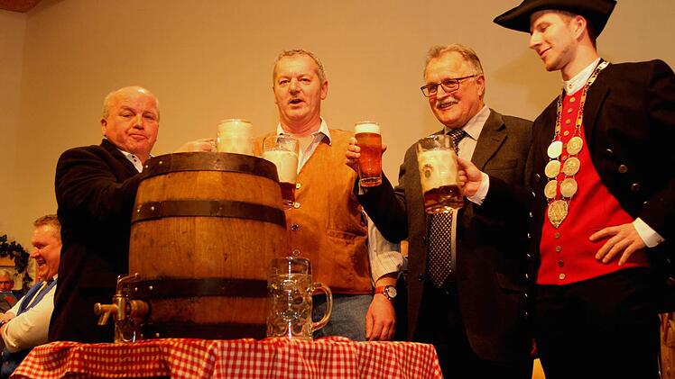 Auf das Gelingen des Starkbierfestes stoßen an (von links) Bürgermeister Karl-Heinz Kandler, Ewald Stretz, dem Vorsitzenden der Dorfgemeinschaft Heinz Stretz und Bierprinz Sebastian Gocker.