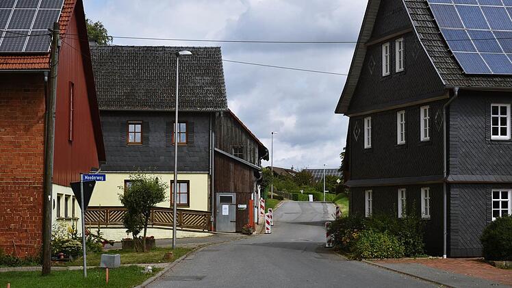 Der Meederweg im Gemeindeteil Neida ist einem desolaten Zustand. Die Straßendecke soll im Frühjahr des kommenden Jahres saniert werden. Foto: Gabi Arnold