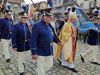 Einzug der Leutenbacher Landwehr mit Erzbischof Ludwig Schick  Foto: Thomas Weichert
