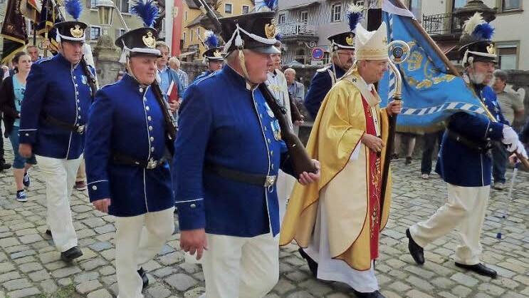 Einzug der Leutenbacher Landwehr mit Erzbischof Ludwig Schick  Foto: Thomas Weichert