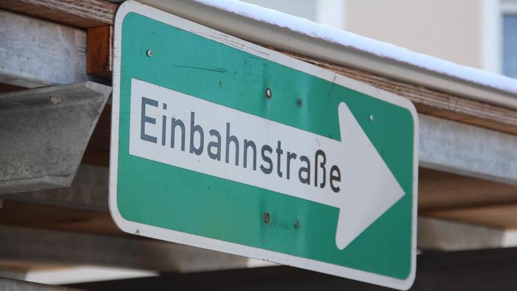 An der Forchheimer Jean-Paul-Straße sind die Einbahnstraßenschilder ungewöhnlich grün.  Foto: Andreas Schmitt