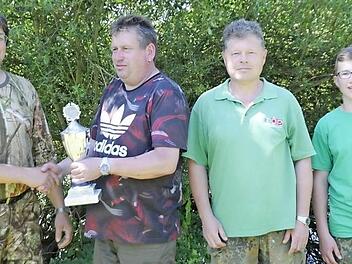 Matthias Jakob erhält von Vorsitzendem Frank Sellner den Wanderpokal. Achim Löffler und Jungangler Alexander Löffler (von links), waren Sieger im Preisangeln. Foto: Gerold Snater