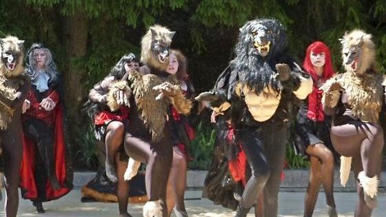 Wild und rassig war die Darbietung der Tanzgruppe "Maniax" beim Sommerfest des Awo-Wohn- und Pflegeheims in Marienweiher. Foto: Klaus-Peter Wulf