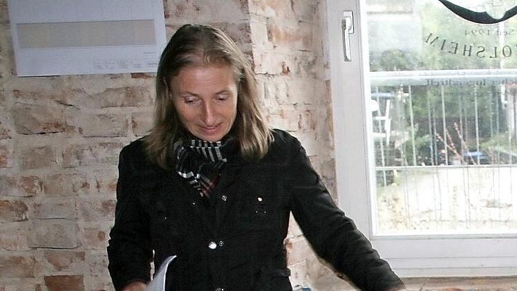 Karin Lackner stellte die Materialien und künftigen Farben für den Dorftreff Faulenzer vor.  Fotos: Sylvia Hubele