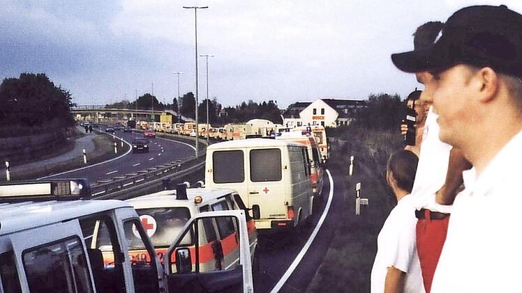 Blaulichter bis zum Horizont  Foto: BRK-Archiv
