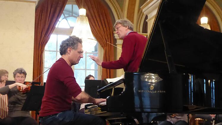 Bei der Generalprobe: Pianist Matthias Kirschnereit im Zusammenspiel mit dem Kammerorchester Bad Brückenau. Rechts steht Dirigent Johannes Moesus. Foto: Thomas Ahnert