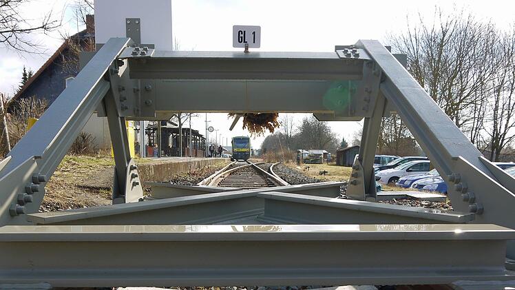 So wird das wohl auch bleiben: Noch  endet die Bahnstrecke von Coburg in  Richtung Westen in Bad Rodach. Sollte sich niemand finden, der ein Raumordnungsverfahren beantragt, wird der Lückenschluss Richtung Thüringen  auch auf lange Sicht keine Chance haben.Foto: Berthold Köhler