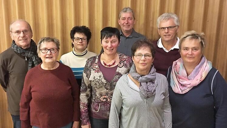 Der neue Vorstand als Retter des Gesangvereins (v. l.): Heinrich Knauer, Juliane Dürrbeck, Sabine Dötzer, Marianne Birkel, Michael Scholze, Margit Hofmann, Waldemar Kaiser und Manuela Wunner Foto: Heidi Amon