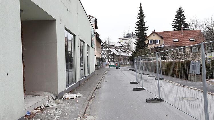 Wegen der Abbrucharbeiten ist die Siechenangerstraße zwischen der Kulmbacher Straße und "zum Langen Steig" bis voraussichtlich den 15. Februar für den Fahrzeugverkehr komplett gesperrt. Foto: Marian Hamacher