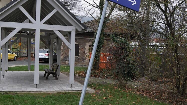 Das windschiefe Schild wurde sicherheitshalber abmontiert.