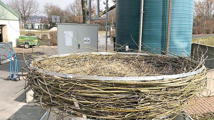 Ein Metallgestell und Naturmaterialien wie Weide wurden f&uuml;r das Storchennest auf dem Turm der Kl&auml;ranlage Lichtenfels verwendet.
