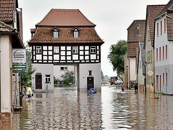 Das Torhaus in Uehlfeld stand im Wasser.