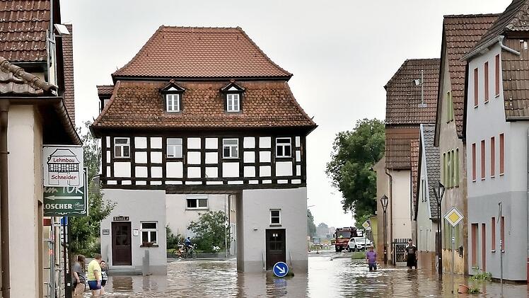 Das Torhaus in Uehlfeld stand im Wasser.