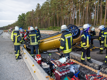 A3 bei Erlangen: Senior kommt von der Fahrbahn ab - Ehepaar &uuml;berschl&auml;gt sich mit Auto