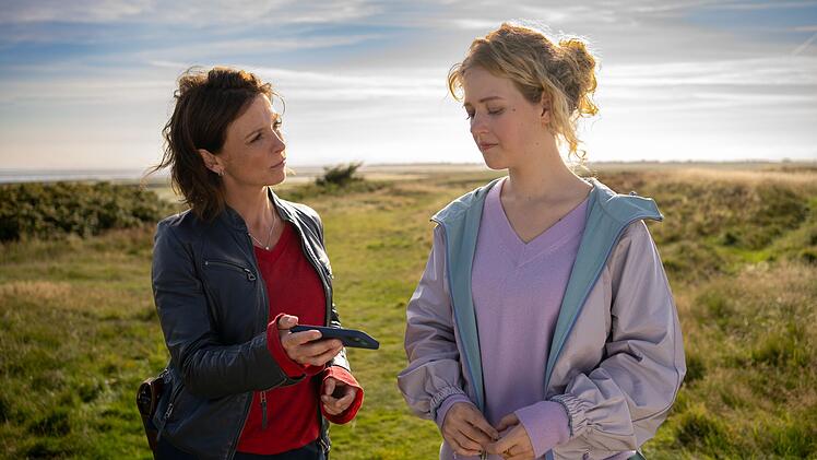 Ina Behrendsen (Julia Brendler, links) ist sich sicher, dass Helena Winter (Pauline Pollmann) etwas verheimlicht.