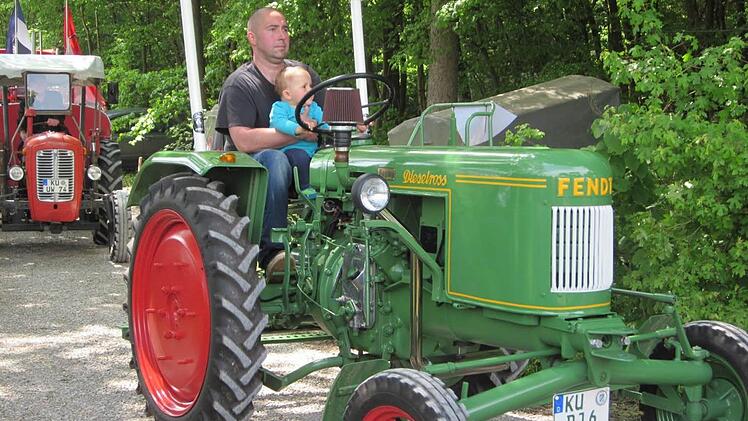 Jede Menge Oldtimer-Traktoren waren beim Treffen der historischen Schlepper in Gelbsreuth zu bestaunen. Foto: Stephan Tiroch