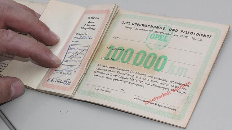 Das Original-Servicedienstheft ist vorhanden - für den Gutachter ist es eine wichtige Quelle. Foto: Matthias Einwag