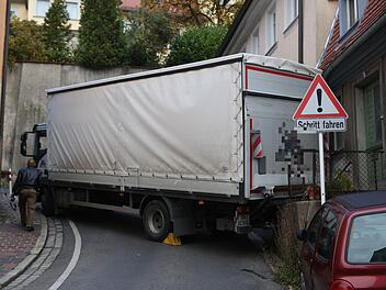 Ein Lkw-Fahrer hat sich am Donnerstagmittag auf Irrfahrt in Bamberg befunden. Der 15-Tonner des 39-Jährigen verkeilte sich in der schmalen Maternstraße. Foto: NEWS5 / Herse