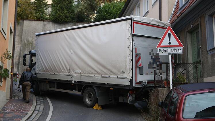Ein Lkw-Fahrer hat sich am Donnerstagmittag auf Irrfahrt in Bamberg befunden. Der 15-Tonner des 39-Jährigen verkeilte sich in der schmalen Maternstraße. Foto: NEWS5 / Herse