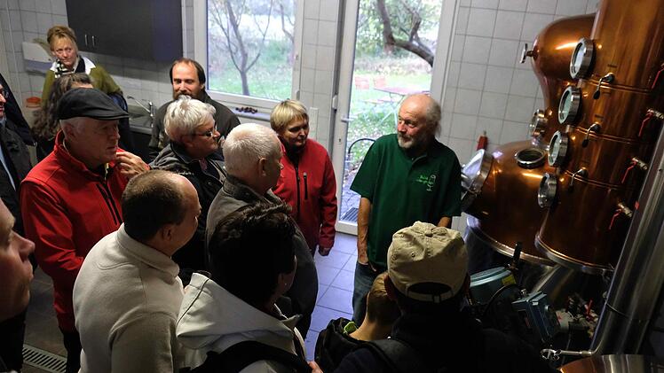Lothar Bold führt die Besucher durch seine Brennanlage "Bold´s Schnapsideen".Foto: Gerd Schaar