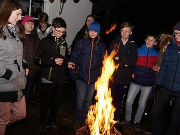 Das erste Osterfeuer erlebten die jungen Christen auf dem Kreuzweg durch die Nacht von Haarbrücken nach Thann. Foto: Manja von Nida