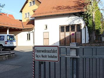 Die alte Scheune auf dem Schulgelände dient der Sambacher Wehr als Feuerwehrhaus. Jetzt ist das tragende Gebälk des Dachstuhls von holzschädlichen Insekten befallen.Evi Seeger