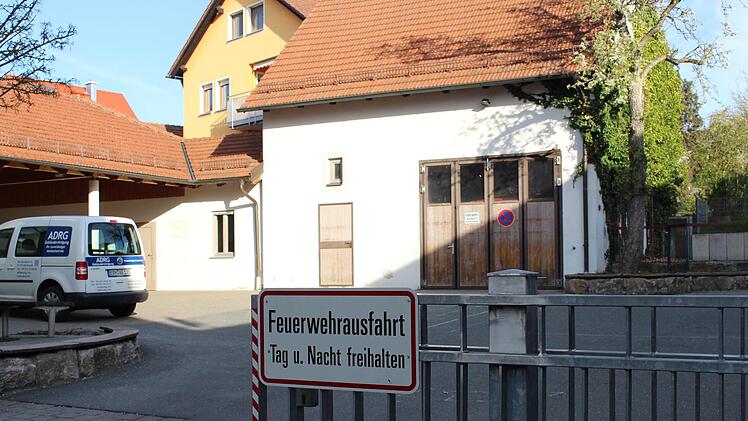 Die alte Scheune auf dem Schulgelände dient der Sambacher Wehr als Feuerwehrhaus. Jetzt ist das tragende Gebälk des Dachstuhls von holzschädlichen Insekten befallen.Evi Seeger
