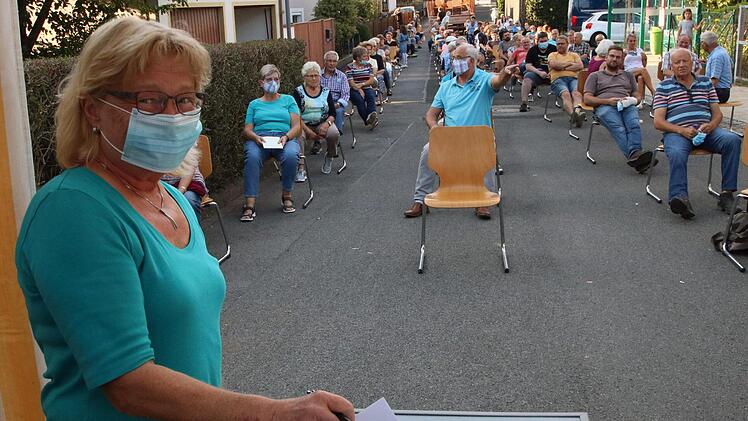 Ortssprecherin von Wermerichshausen bleibt Ulla Müller, hier bei der  Stimmabgabe. Foto: Dieter Britz