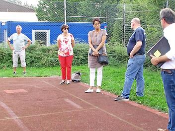 Die Ausschussmitglieder sind auf dem s&uuml;dlichen Teil des Hartplatzes, wo zur Kindergarten-Erweiterung Module aufgestellt werden k&ouml;nnten.