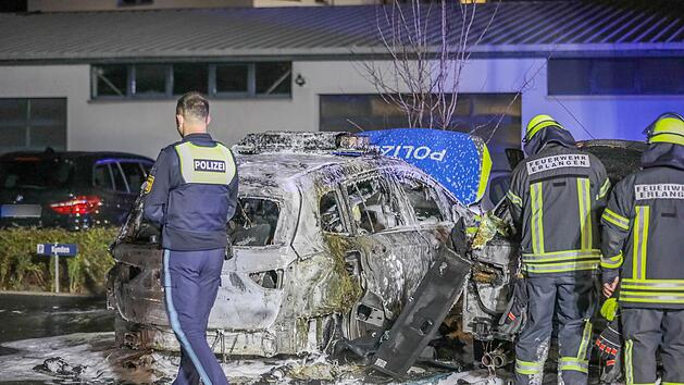 Zwei Streifenwagen in Flammen: Polizeifahrzeuge brennen auf TÜV-Gelände