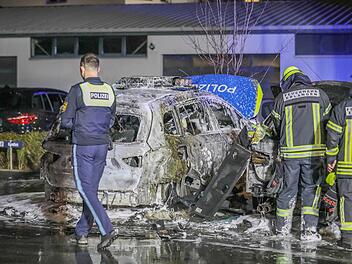 Zwei Streifenwagen in Flammen: Polizeifahrzeuge brennen auf TÜV-Gelände