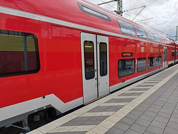 Bahnhof, Bahnsteig, Gleis, Zug, Bahn, Regionalexpress