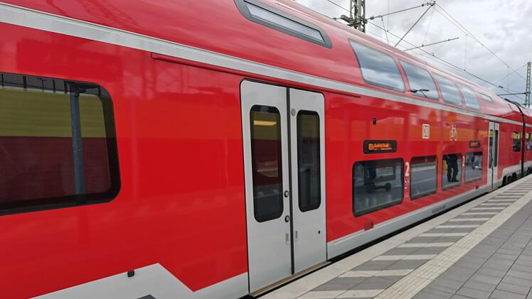 Bahnhof, Bahnsteig, Gleis, Zug, Bahn, Regionalexpress