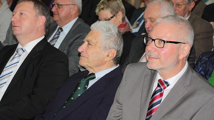 Landrat Thomas Bold, Jack Steinberger und Schulleiter Frank Kubitza (von links).