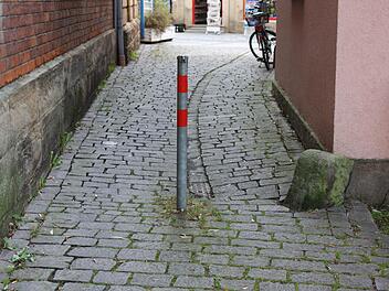 VORHER: Sind Durchgänge zu schmal, können sie zu Barrieren werden. Neben dem Pfosten in der Fußgängerzone waren gerade einmal 60 und 90 Zentimeter Platz. Er stellte für Rollstuhlfahrer, Menschen mit Kindergarten und Gehbehinderte ein Hindernis dar. Die Stadt Kronach ließ ihn entfernen.  Foto: Heinrich Gehring