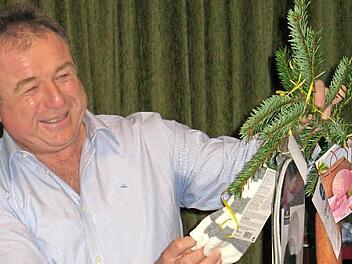 Klaus Rost machte den Gästen die mit Geschenken behängten Christbaum-Äste schmackhaft. Fotos: Paul Frömel