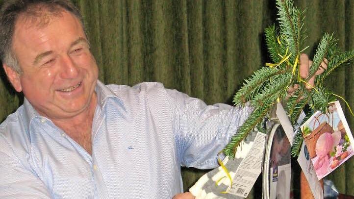 Klaus Rost machte den Gästen die mit Geschenken behängten Christbaum-Äste schmackhaft. Fotos: Paul Frömel