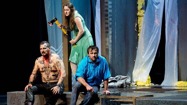 Hunding (Randall Jacobsh), Sieglinde (Ekaterina Godovanets) und Siegmund (Vincent Wolfsteiner) im 1. Akt