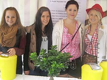 Diese vier hübschen Mädels (von links: Laura Pflüger, Sandy Schmitt, Laura Goihl und Anna-Lena Neubauer) waren ehrenamtlich unterwegs und verkauften Lose. Foto: Paul Hader