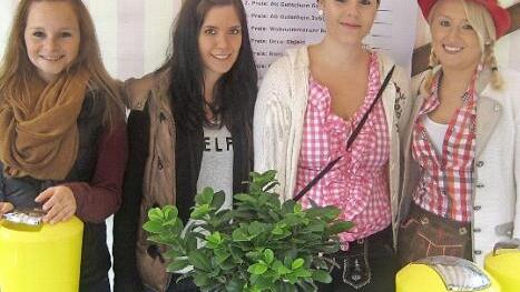 Diese vier hübschen Mädels (von links: Laura Pflüger, Sandy Schmitt, Laura Goihl und Anna-Lena Neubauer) waren ehrenamtlich unterwegs und verkauften Lose. Foto: Paul Hader